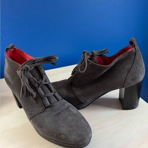 Pas de Rouge Gray Suede Ankle Boots with Red Lining